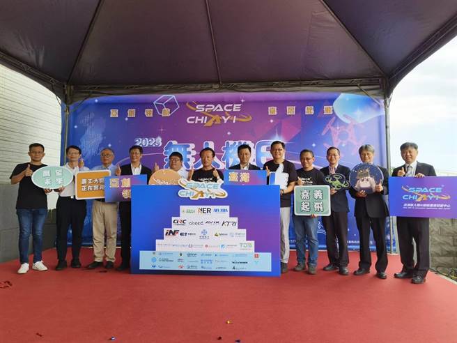 嘉义县长翁章梁与中央官员、产业界代表为无人机AI创新应用博览会开幕。（廖素慧摄）