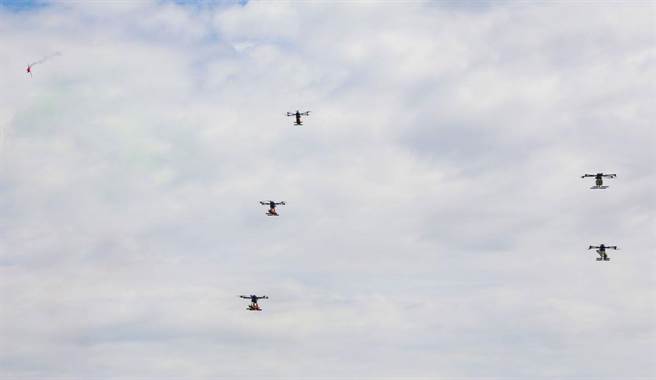 无人机空战演练为博览会活动开场。（廖素慧摄）