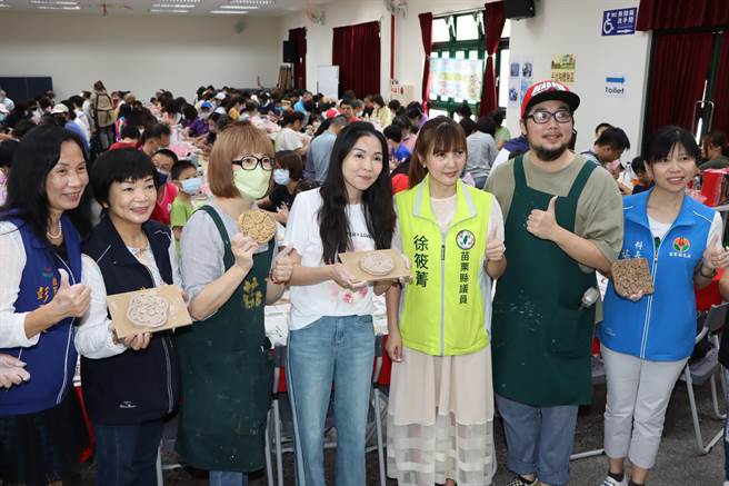 苗栗县政府与苗栗县总工会12日合办劳工亲子手捏陶活动，县长夫人陈美琦到场一同体验捏陶乐趣。（苗栗县政府提供／谢明俊苗栗传真）