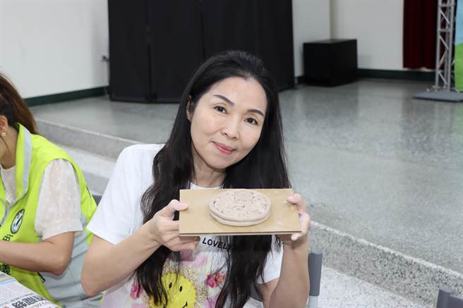 苗栗县政府与苗栗县总工会12日合办劳工亲子手捏陶活动，县长夫人陈美琦到场一同体验捏陶乐趣。（苗栗县政府提供／谢明俊苗栗传真）