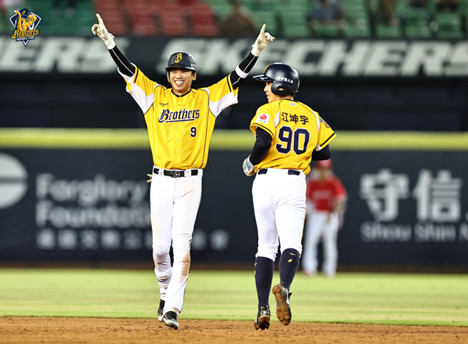 中信兄弟王威晨（左）敲出生涯首支再见安打。（中信兄弟提供）