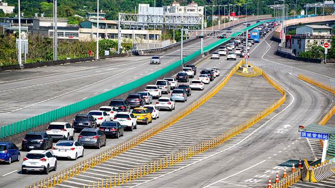 宜蘭縣TPASS通勤月票預計8月20日前開放預購，圖為國道5號北上段車流，宜蘭縣政府預估通勤月票上路後可轉移部份自行開車的車流。（本報資料照片）