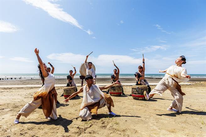 新竹县竹北市新月沙湾「梦迴牵罟」活动，竹北市长郑朝方（中）亲自击鼓，筑梦舞集的舞者演绎海洋环境剧场《祭》。（罗浚滨摄）