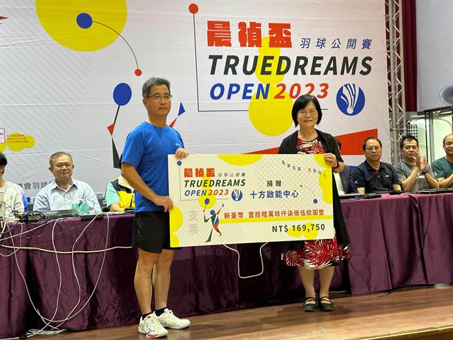 第5屆「晨禎盃羽球公開賽」今天熱鬧開打，報名費收入捐作公益。(林欣儀攝)