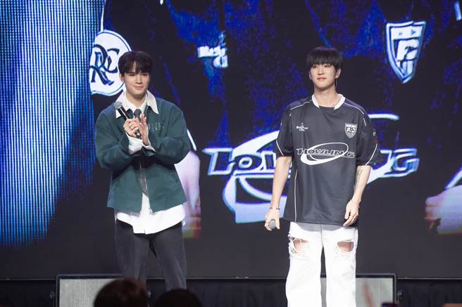尹钟佑（右）担任嘉宾，与JAY一同唱跳EXO的〈Love Me Right〉。（ON INN ASIA提供）