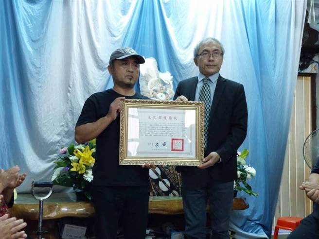 顏柱辞世，文化部颁赠旌扬状。(屏县府提供)