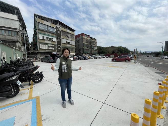 民進黨新北市議員黃淑君今指出，新北市幅員遼闊，轄內公共路外停車場數有268處，但是服務人力僅有260人，流動率高，要求成立停管處。（新北市議員黃淑君提供）