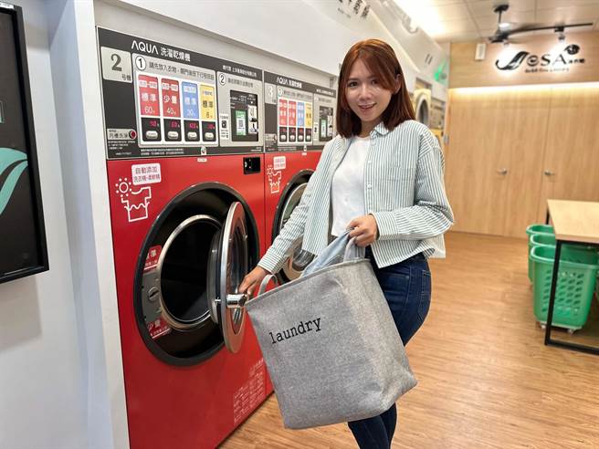 台湾空调及商用洗衣代理领导厂商上洋产业2013年起推出《SeSA洗衣吧》，全台开设逾160家门市，其中南高屏占20家，上洋近日进驻高雄卫武营新艺文特区开首家直营示范店。（柯宗纬摄）