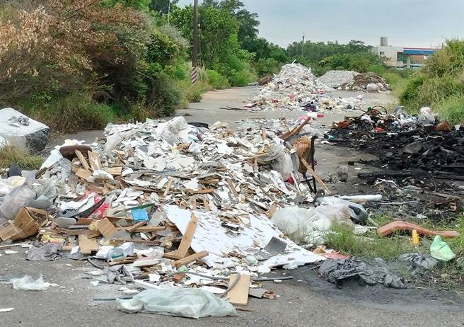 桃园市大园区航空城徵收区内，有民眾发现空地遭人倾倒废弃物，立即通知环保局到场稽查。（游吾和提供／蔡明亘桃园传真）