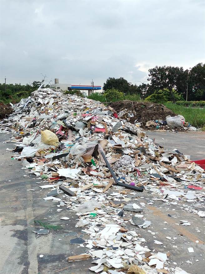 桃园市大园区国际路一段的航空城徵收区，有空地遭人倾倒废弃物，环保局表示，若行为人随意弃置废弃物，最重可处5年以下有期徒刑，得併科1500万元以下罚金。（游吾和提供／蔡明亘桃园传真）