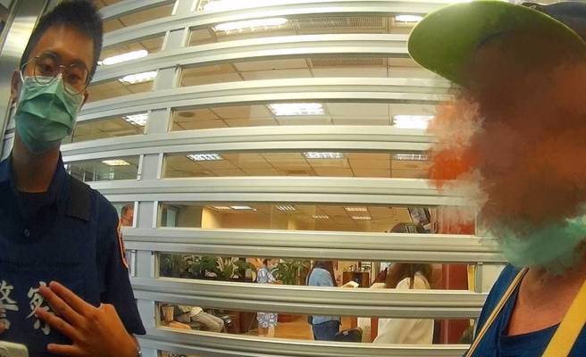 李姓老翁坚持要匯钱给「未来的老婆」，经过警方劝说才打消念头。（警方提供）