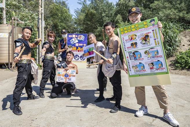 竹北分局员警在新月沙湾牵罟活动，邀参与的舞者共同向民眾宣导反诈。（罗浚滨摄）