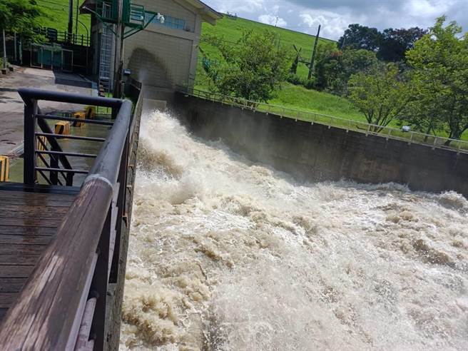 阿公店水库溢洪管放水情形。（南水局提供／林雅惠高雄传真）