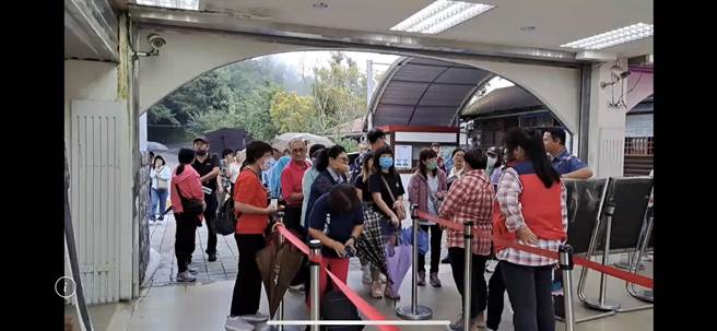 受卡努颱風來襲道路中斷被迫關園，9日恢復營運後今天迎來第一組客人。清境農場提供