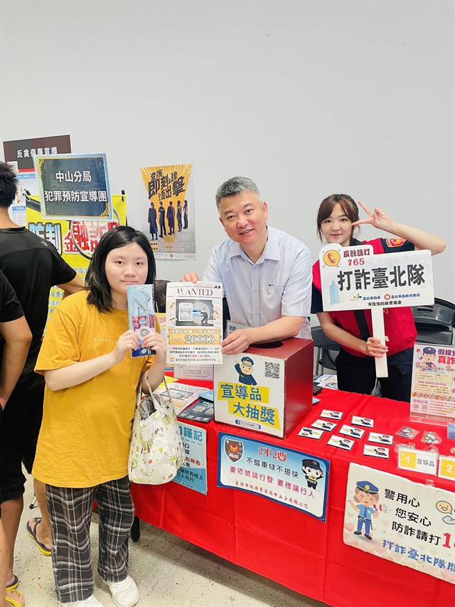 中山分局长陈金城亲自向民眾解说诈骗手法。（翻摄照片／林郁平台北传真）