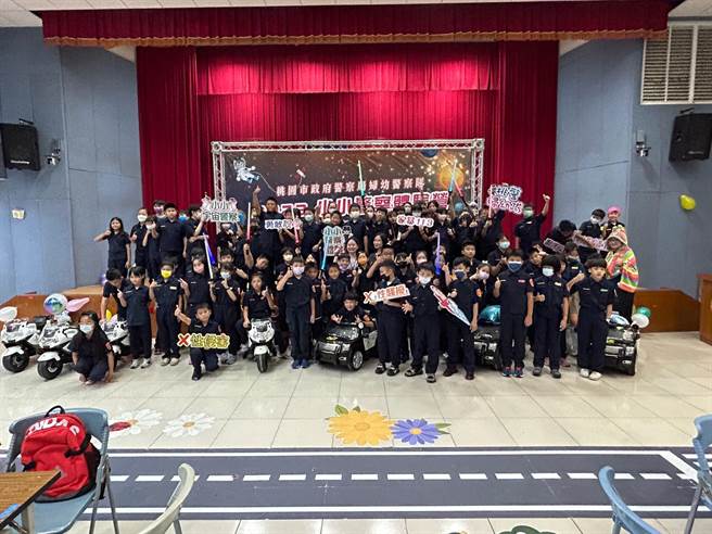 每年上架就秒杀的桃园市小小警察营12日登场，80名幸运学子闯关破解谜题直呼有趣。(蔡依珍摄)