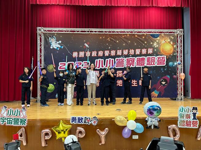 副秘书长赖淑华也代表市长张善政前来担任「宇宙指挥官」，陪同小小警察闯关。(蔡依珍摄)