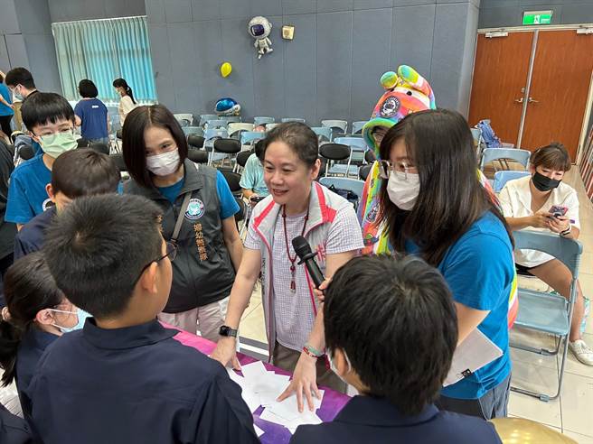 副秘书长赖淑华也代表市长张善政前来担任「宇宙指挥官」，陪同小小警察闯关。(蔡依珍摄)