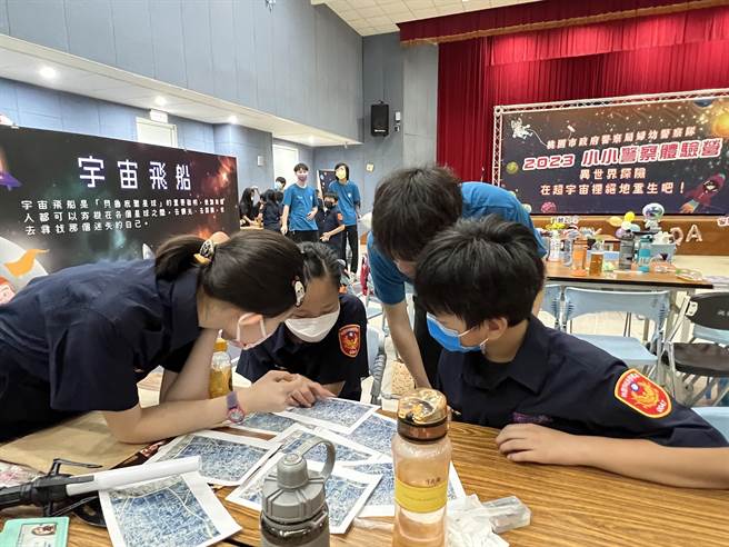 每年上架就秒杀的桃园市小小警察营12日登场，80名幸运学子闯关破解谜题直呼有趣。(蔡依珍摄)