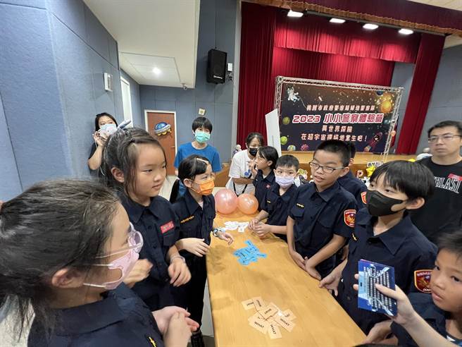 每年上架就秒杀的桃园市小小警察营12日登场，80名幸运学子闯关破解谜题直呼有趣。(蔡依珍摄)