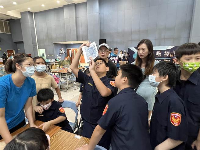 每年上架就秒杀的桃园市小小警察营12日登场，80名幸运学子闯关破解谜题直呼有趣。(蔡依珍摄)