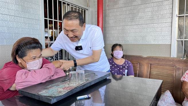 國民黨總統參選人侯友宜（左二）每遇到鄉親，都熱情地握手、寒暄。（張毓翎攝）