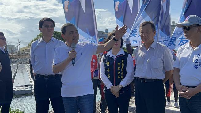 台南北門蘆竹溝因太陽光電案場緊鄰民宅引發爭議，國民黨總統參選人侯友宜（左二）前往關心當地住戶、漁民。（張毓翎攝）