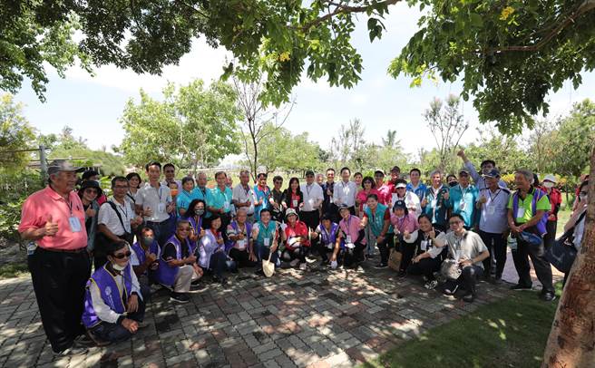 落实2050净零排放愿景，高雄市都发局携手42个社区进行植树行动。（高雄市都发局提供／崔正纲高雄传真）