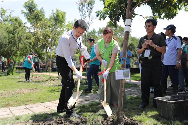 高市府秘书长郭添贵偕各界代表，共同种下固碳率第3名的在地树种榉木。（高雄市都发局提供／崔正纲高雄传真）