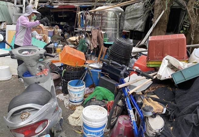 台南市登革熱防治中心把握天氣放晴，持續派員針對社區高風險熱點加強巡查及孳清。（衛生局提供／洪榮志台南傳真）