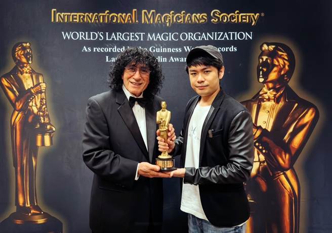 简子（右）荣获国际魔术师协会I.M.S.主席东尼･哈辛尼颁发魔术界最高殊荣「梅林奖」。（简子製造提供）