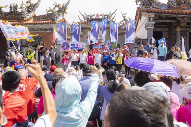 國民黨總統參選人侯友宜持續走訪基層，今（12）日一早到台南，先前往大觀音亭暨祀典興濟宮參拜，並於廟埕舉行「廟口開講」。（侯辦提供）