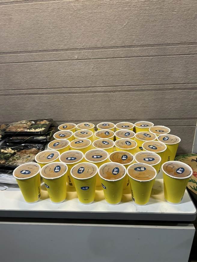 黄旼炫所属经纪公司Pledis自掏腰包买了80杯手摇饮。（孙伊萱摄）
