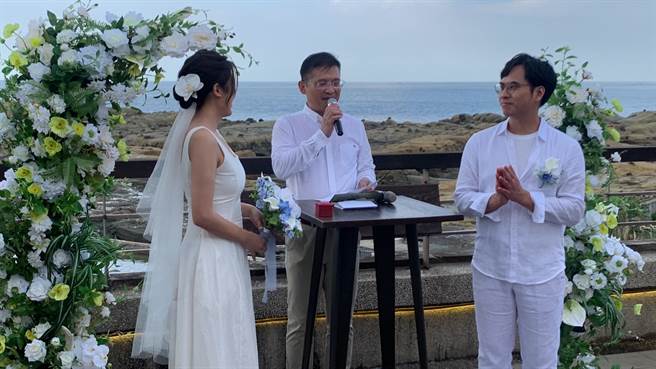 ▲来自香港的新郎锺先生（右）与新娘黎小姐（左）因3年半前来和平岛游玩被深深吸引而结缘，并决定要在和平岛的山海见证下完成终身大事，相当感人。（徐佑升摄）