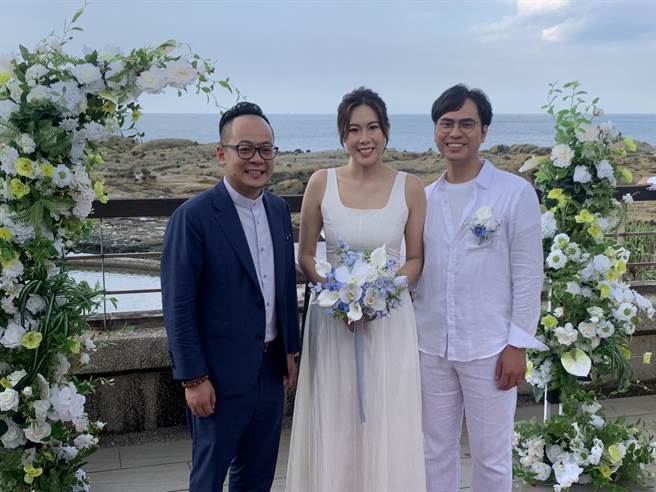 ▲基隆市议会议长童子玮（左）听闻新人的故事相当感动，前来一同共襄盛举，也祝福新人可以永浴爱河。（徐佑升摄）