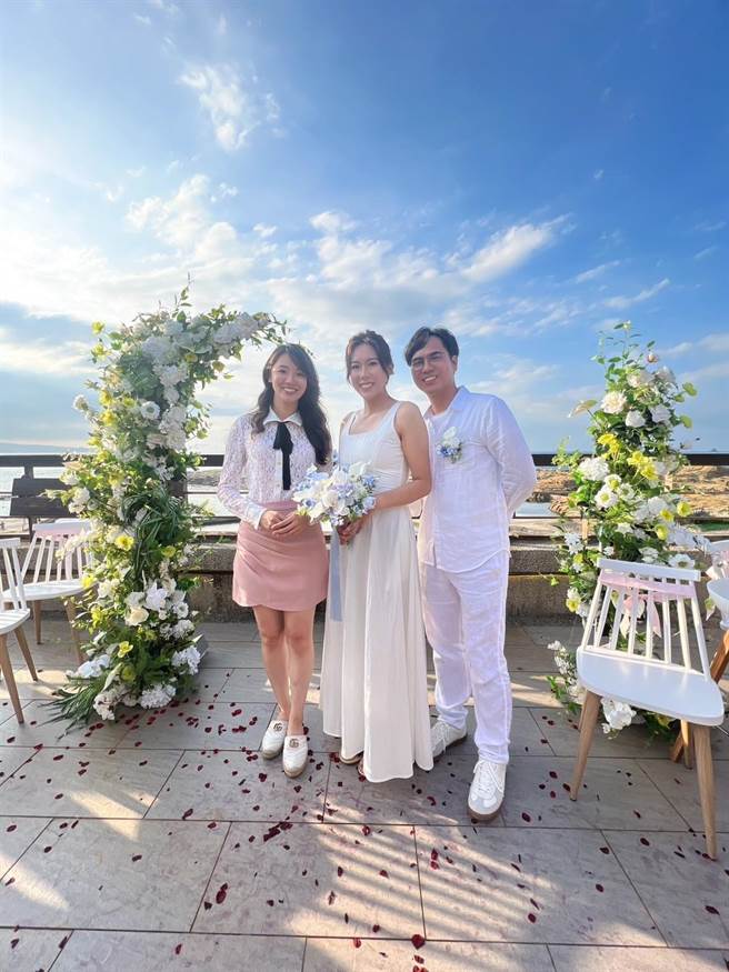 ▲基隆市议员许睿慈（左）与新人开心合影，许表示能在和平岛如此美丽的山海景观完婚非常难得，看到香港的朋友来也相当感动，未来有机会也考虑在这边举办婚礼，继续帮和平岛宣传。（市议员许睿慈提供／徐佑升基隆传真）