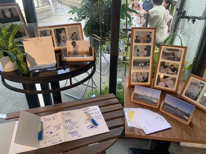 ▲来自香港的新郎锺先生与新娘黎小姐3年半前来和平岛游玩本来只打算待2小时，但却被山海美景与气氛吸引，一直待到夕阳西下才离开。12日和平岛的山海见证下完成终身大事，亲友也特地从香港飞来，送上祝福。（徐佑升摄）