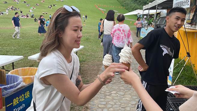 台东夏日冰品新宠「夏雪芒果霜淇淋」及「凤梨释迦霜淇淋」，每日各限量2000支于鹿野高台贩售，开卖半小时就秒杀。（萧嘉蕙摄）
