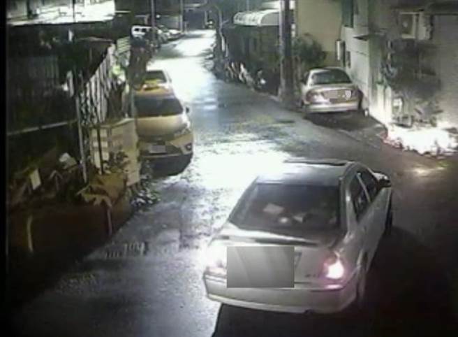 警方调阅监视器影像锁定涉案车辆及特定对象积极查缉到案。（警方提供／林雅惠高雄传真）