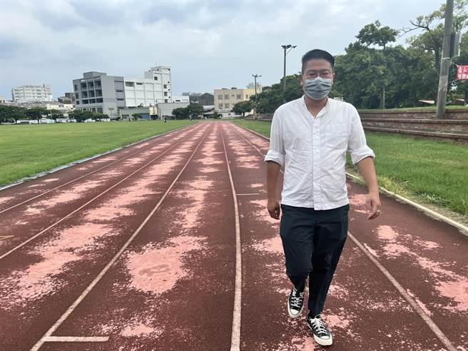 市议员林盈彻指出，香山综合运动场跑道斑驳，也想问改建工程与风雨球场新建到底什么时候能开始。（截自林盈彻脸书）