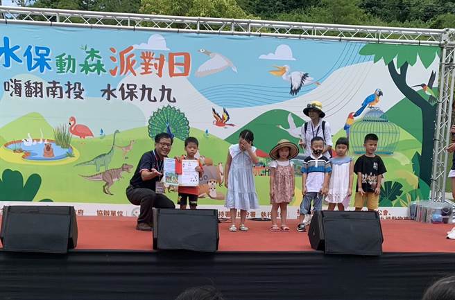 農業部農村發展及水土保持署南投分署分署長傅桂霖頒發獎狀給參加水保繪畫比賽得獎的小朋友。曾雪蒨攝