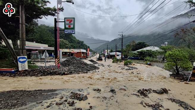 農業部水保署表示，卡努颱風期間共發布土石流及大規模崩塌警戒預報15報次，南投分署長前往拜會鄉長，主動提醒鄉長請特予重視預作疏散避難準備，呼籲外界勿錯誤扭曲主動積極通報作為。（報系資料照）
