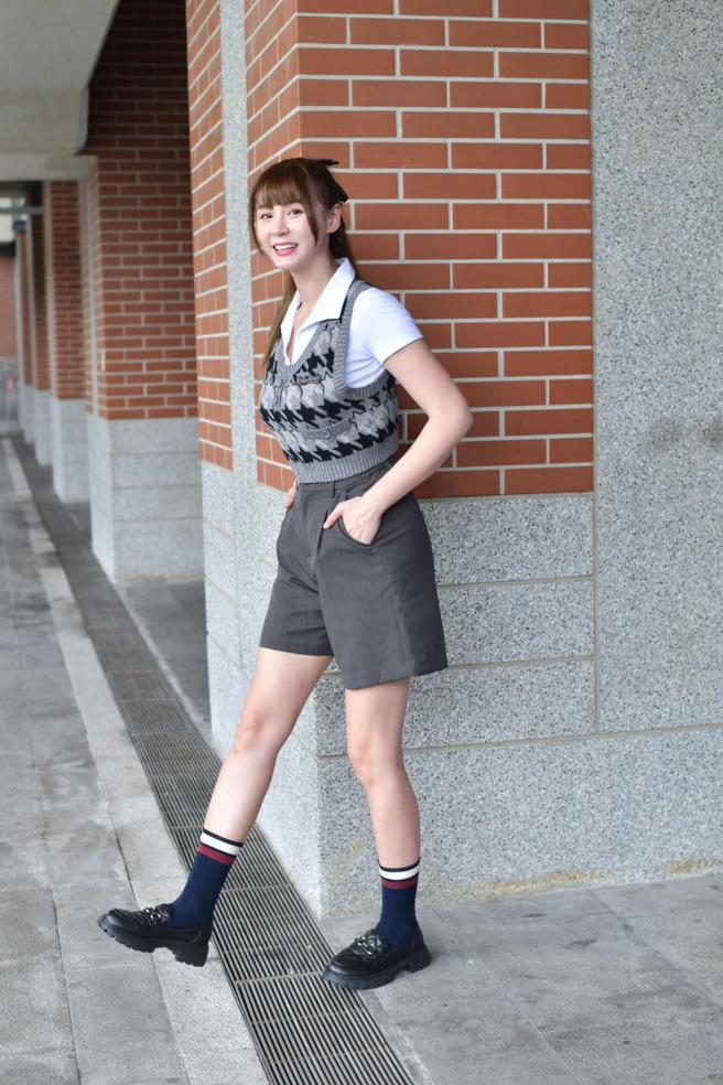 短今以短袖polo衫、针织背心加西装短裤，搭配长袜呈现带点学院风的俏皮感，sNug给足呵护学院风中筒除臭袜(黑色）380元。（摘自短今脸书粉丝专页/林欣仪台北传真）