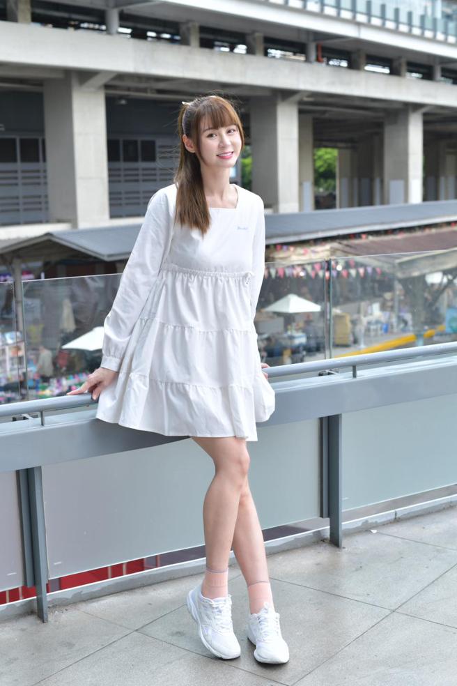 短今身穿白色洋装搭配sNug给足呵护动能气垫运动除臭袜缎染粉橘，420元。（摘自短今脸书粉丝专页/林欣仪台北传真）