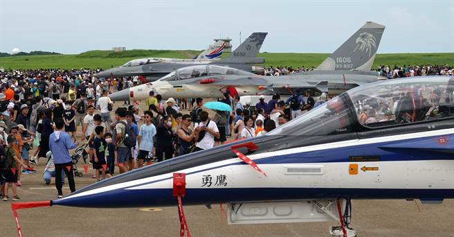 空军「航空嘉年华活动」12日在台中清泉岗空军基地登场，勇鹰高教机、IDF、F-16V等各型主力战机展示吸引大批民眾到场参观。（姚志平摄）