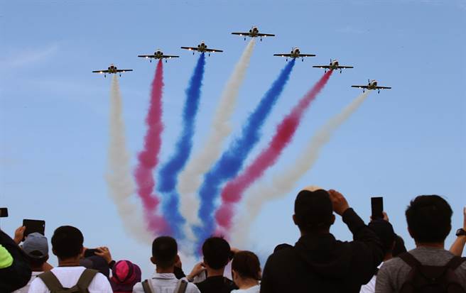 空军「航空嘉年华活动」12日在台中清泉岗空军基地登场，雷虎特技小组精彩表演吸引眾人目光。（姚志平摄）