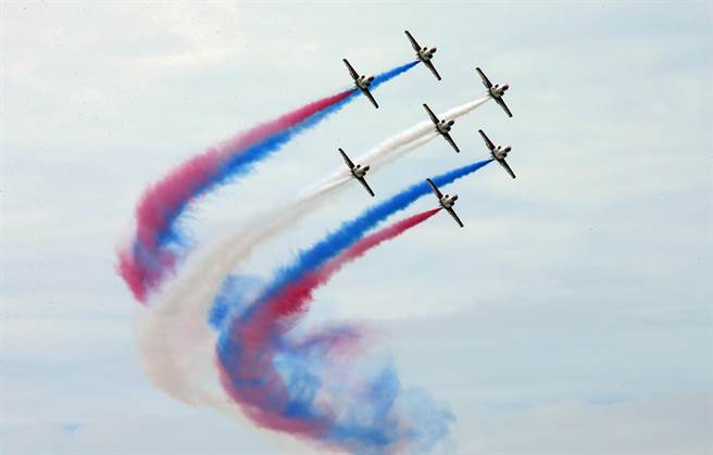 空军「航空嘉年华活动」12日在台中清泉岗空军基地登场，雷虎特技小组精彩表演吸引眾人目光。（姚志平摄）
