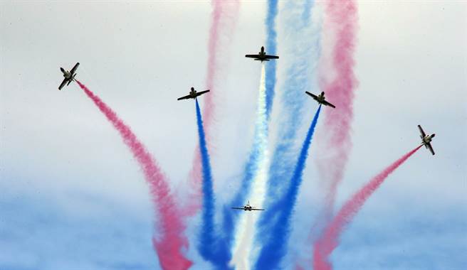 空军「航空嘉年华活动」12日在台中清泉岗空军基地登场，雷虎特技小组演出「炸弹开花」获得民眾喝彩。（姚志平摄）