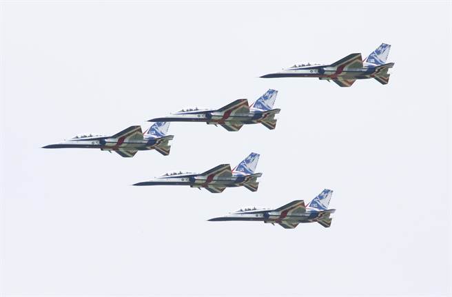 空军「航空嘉年华活动」12日在台中清泉岗空军基地登场，5架勇鹰高教机衝场。（姚志平摄）