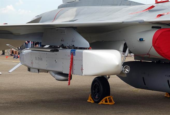 空军「航空嘉年华活动」12日在台中清泉岗空军基地登场，地面展示的IDF战机挂载万剑弹亮相，让民眾近距离目睹。（姚志平摄）